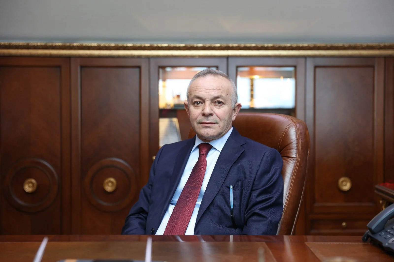 Dr. Öner Hekim, Hekim Holding yönetim kurulu başkanı, ofisinde